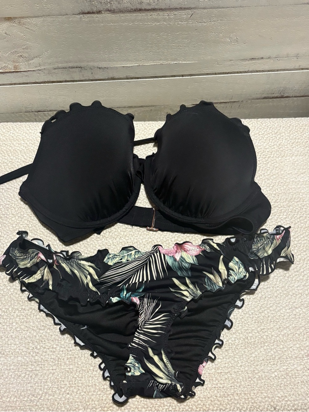 Black Ruffled Shade and Shore Women’s Bikini Set 34D Small